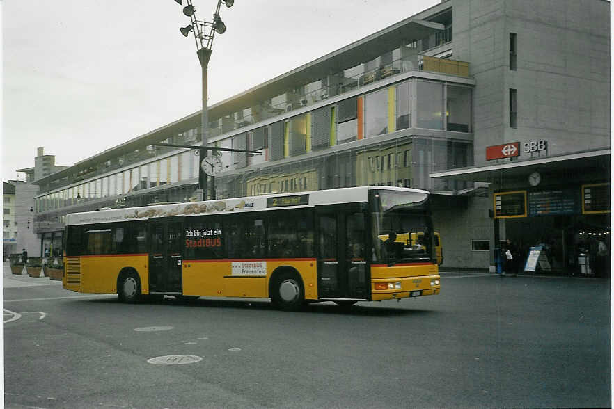 (071'634) - PostAuto Thurgau-Schaffhausen - Nr. 13/TG 158'213 - MAN (ex P 25'597) am 4. Oktober 2004 beim Bahnhof Frauenfeld