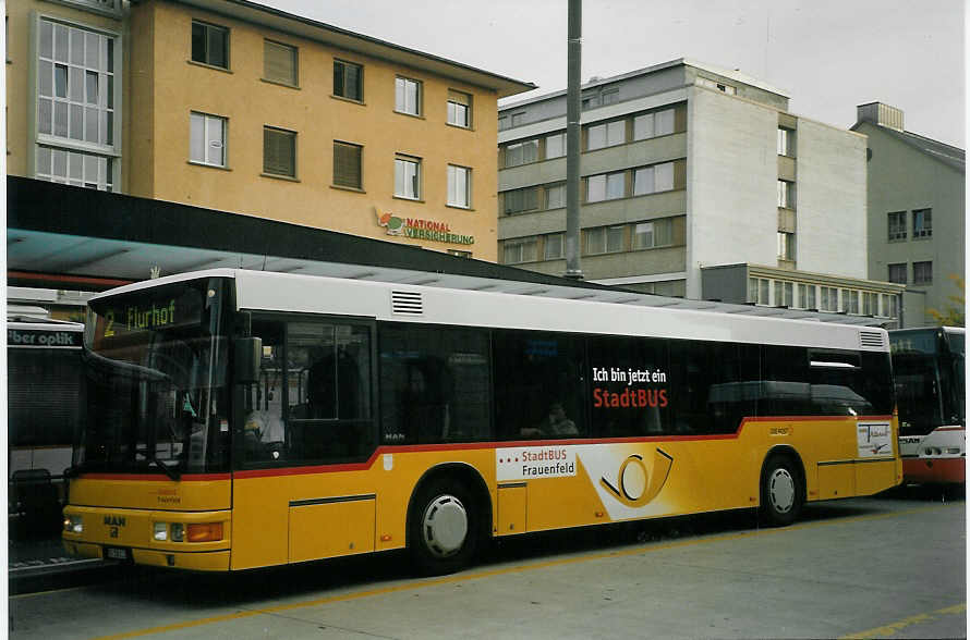 (071'636) - PostAuto Thurgau-Schaffhausen - Nr. 13/TG 158'213 - MAN (ex P 25'597) am 4. Oktober 2004 beim Bahnhof Frauenfeld