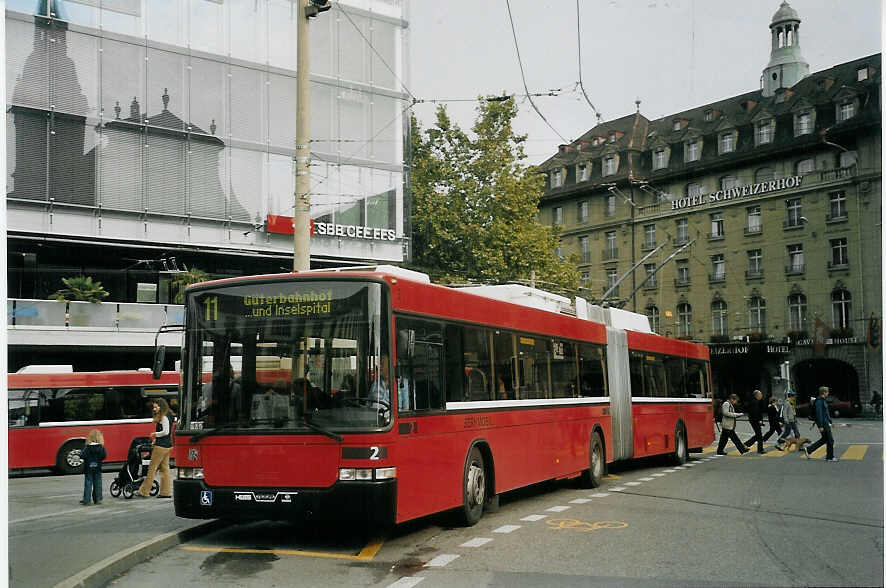 (071'832) - Bernmobil, Bern - Nr. 2 - NAW/Hess Gelenktrolleybus am 8. Oktober 2004 beim Bahnhof Bern