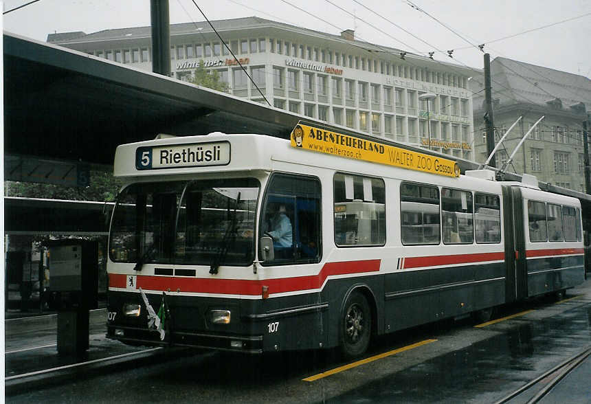 (071'918) - VBSG St. Gallen - Nr. 107 - Saurer/Hess Gelenktrolleybus am 11. Oktober 2004 beim Bahnhof St. Gallen
