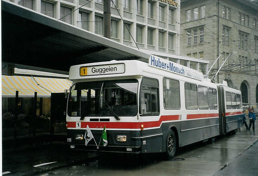 (071'919) - VBSG St. Gallen - Nr. 111 - Saurer/Hess Gelenktrolleybus am 11. Oktober 2004 beim Bahnhof St. Gallen