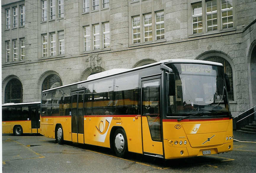 (072'002) - Casutt, Gossau - SG 261'304 - Volvo am 11. Oktober 2004 beim Bahnhof St. Gallen