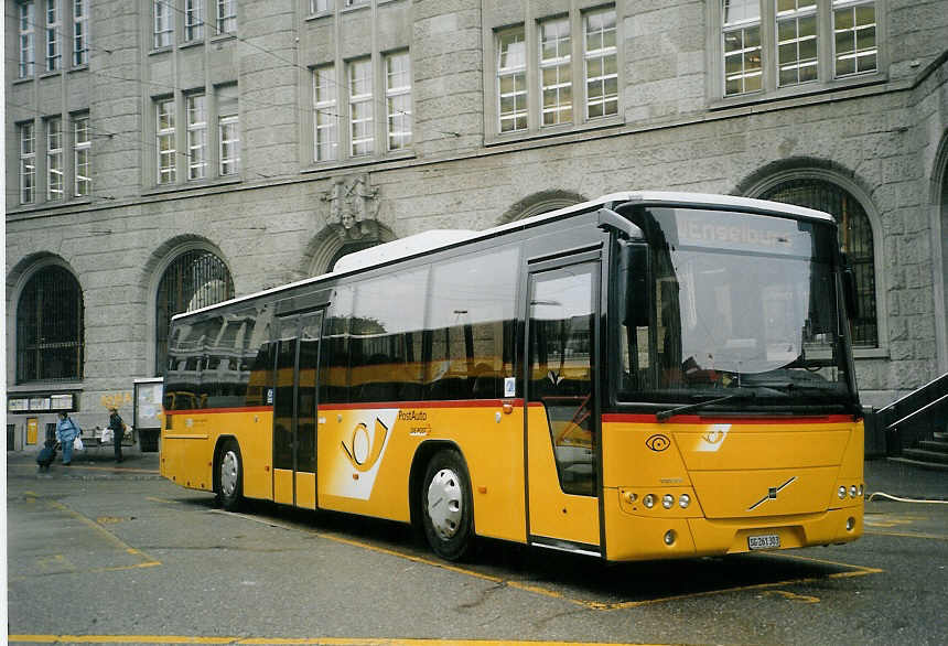 (072'036) - Casutt, Gossau - SG 261'303 - Volvo am 11. Oktober 2004 beim Bahnhof St. Gallen