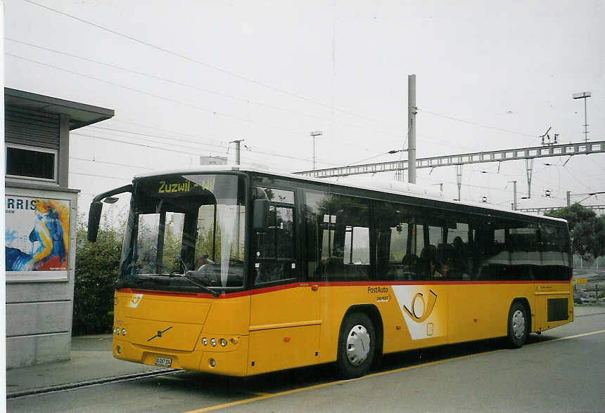 (072'110) - Schmidt, Jonschwil - SG 267'104 - Volvo (ex Buner&Schmidt, Jonschwil) am 11. Oktober 2004 beim Bahnhof Uzwil