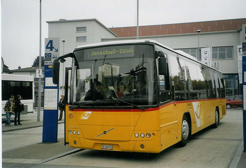 (072'120) - Schmidt, Jonschwil - TG 149'071 - Volvo (ex Buner&Schmidt, Jonschwil) am 11. Oktober 2004 beim Bahnhof Wil