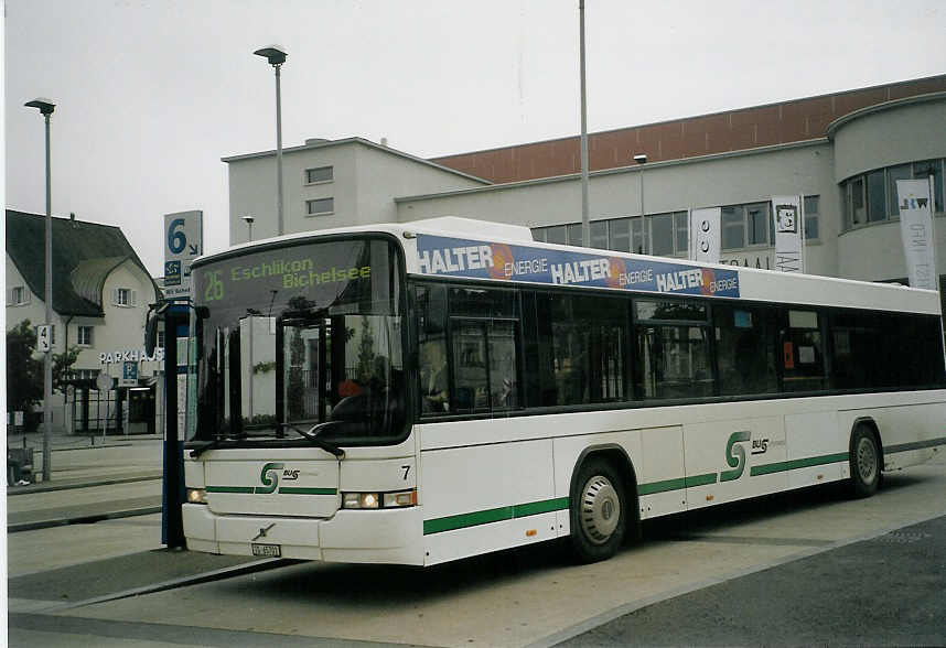 (072'130) - BOS Wil - Nr. 7/TG 65'701 - Volvo/Hess am 11. Oktober 2004 beim Bahnhof Wil