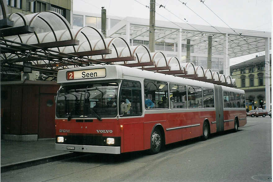 (072'134) - WV Winterthur - Nr. 311/ZH 527'311 - Volvo/Hess am 11. Oktober 2004 beim Hauptbahnhof Winterthur