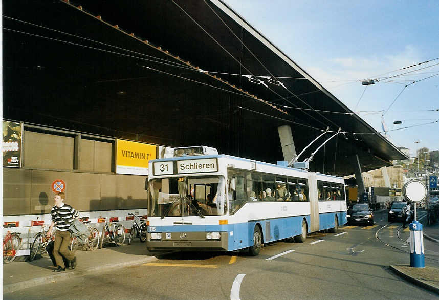 (072'301) - VBZ Zrich - Nr. 118 - Mercedes Gelenktrolleybus am 23. Oktober 2004 beim Bahnhof Zrich