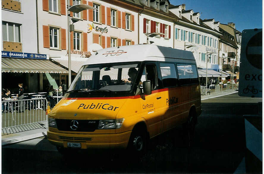 (072'311) - CarPostal Jura-Jura bernois-Neuchtel - Nr. 3/JU 29'861 - Mercedes (ex P 22'051) am 24. Oktober 2004 beim Bahnhof Delmont