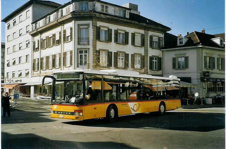 (072'314) - CarPostal Jura-Jura bernois-Neuchtel - Nr. 22/JU 31'068 - Setra (ex P 25'655) am 24. Oktober 2004 beim Bahnhof Delmont