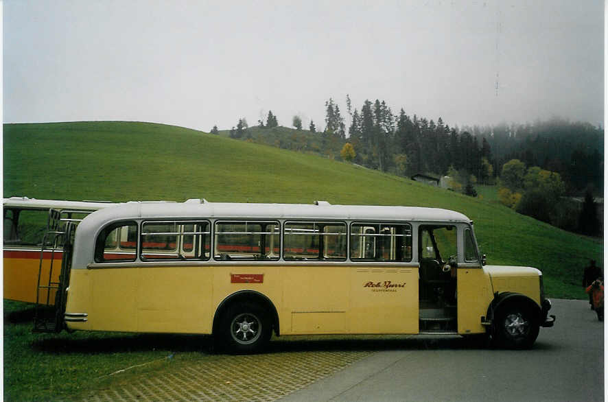 (072'411) - Burri, Teuffenthal - BE 26'725 - Saurer/R&J am 31. Oktober 2004 in Buchen, Schulhaus