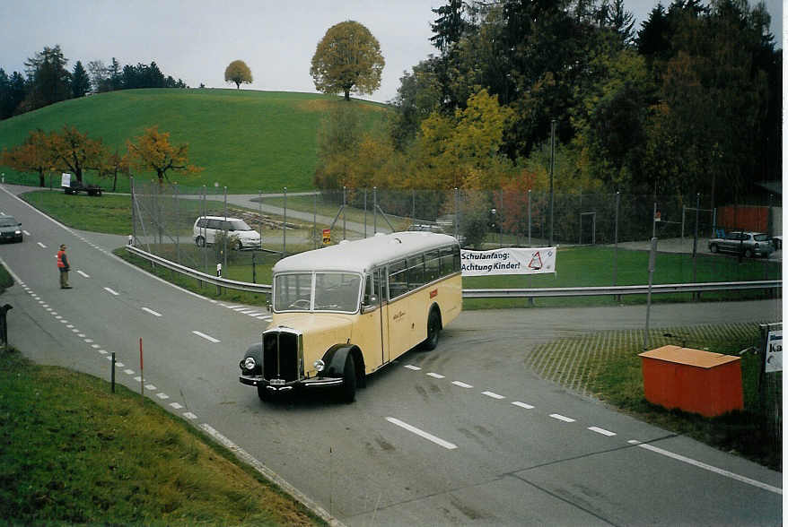 (072'420) - Burri, Teuffenthal - BE 656 U - Saurer/R&J am 31. Oktober 2004 in Buchen, Schulhaus