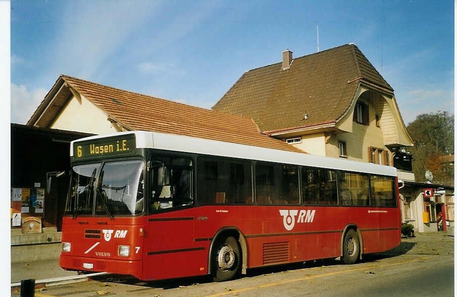 (072'602) - AAGK Koppigen - Nr. 7/BE 394'386 - Volvo/Lauber am 8. November 2004 beim Bahnhof Grnen-Sumiswald