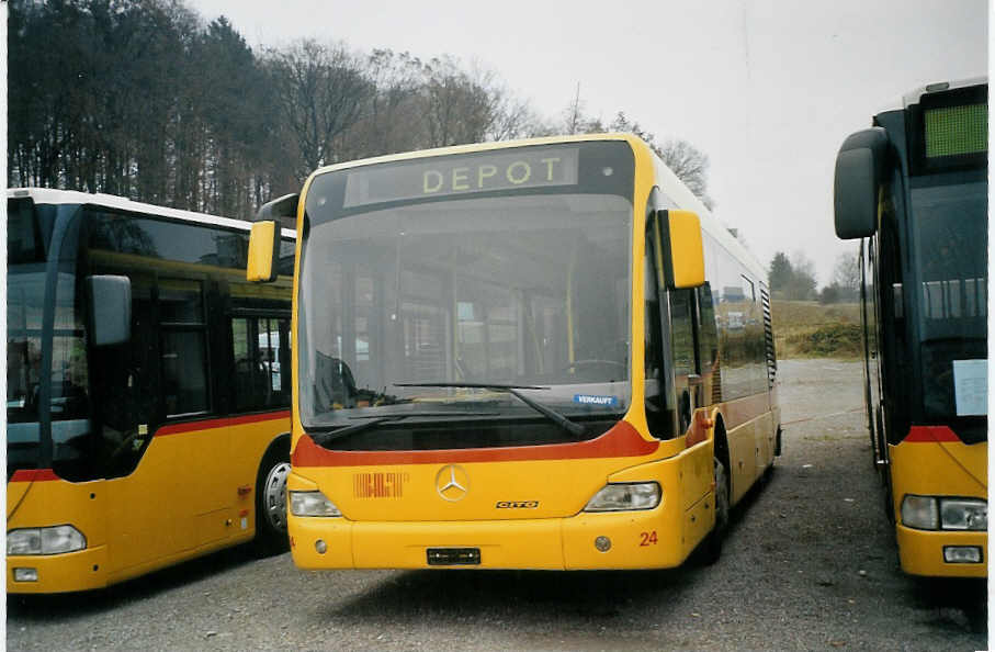(072'928) - BLT Oberwil - Nr. 24 - Mercedes am 11. Dezember 2004 in Kloten, EvoBus