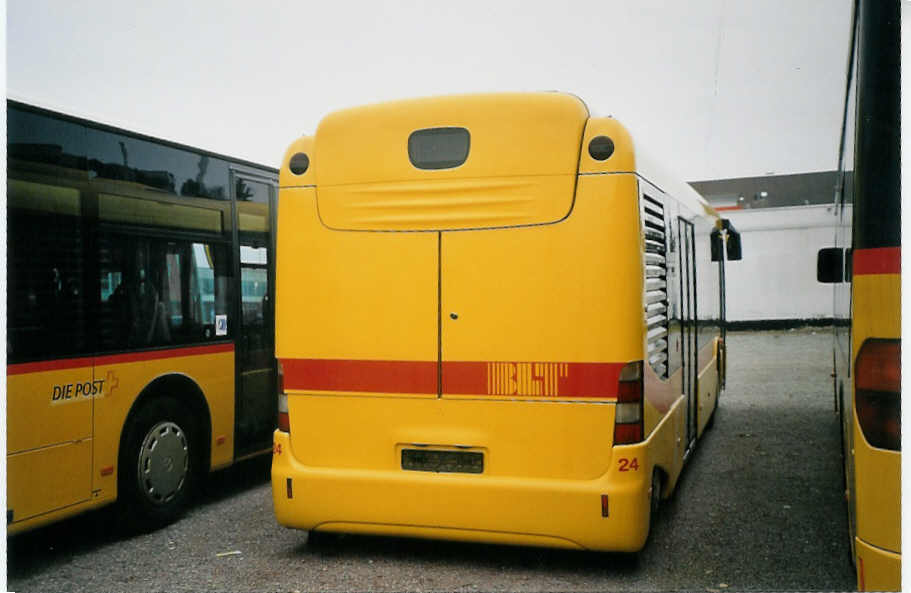 (072'929) - BLT Oberwil - Nr. 24 - Mercedes am 11. Dezember 2004 in Kloten, EvoBus