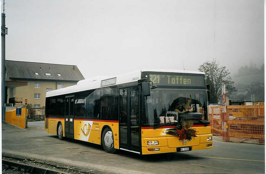 (073'202) - Engeloch, Riggisberg - Nr. 8/BE 13'188 - MAN am 12. Dezember 2004 beim Bahnhof Toffen