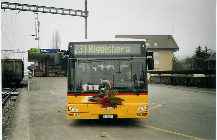 (073'203) - Engeloch, Riggisberg - Nr. 8/BE 13'188 - MAN am 12. Dezember 2004 beim Bahnhof Toffen