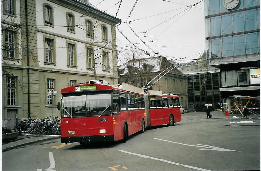 (073'326) - Bernmobil, Bern - Nr. 58 - FBW/Hess Gelenktrolleybus am 20. Dezember 2004 beim Bahnhof Bern