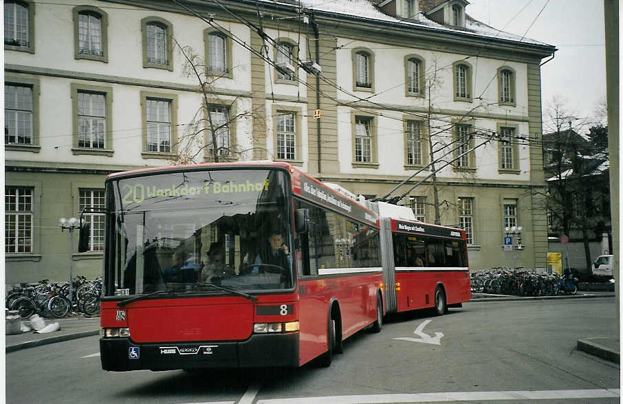 (073'327) - Bernmobil, Bern - Nr. 8 - NAW/Hess Gelenktrolleybus am 20. Dezember 2004 beim Bahnhof Bern