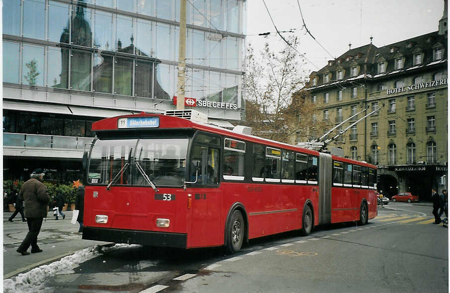 (073'328) - Bernmobil, Bern - Nr. 53 - FBW/R&J Gelenktrolleybus am 20. Dezember 2004 beim Bahnhof Bern