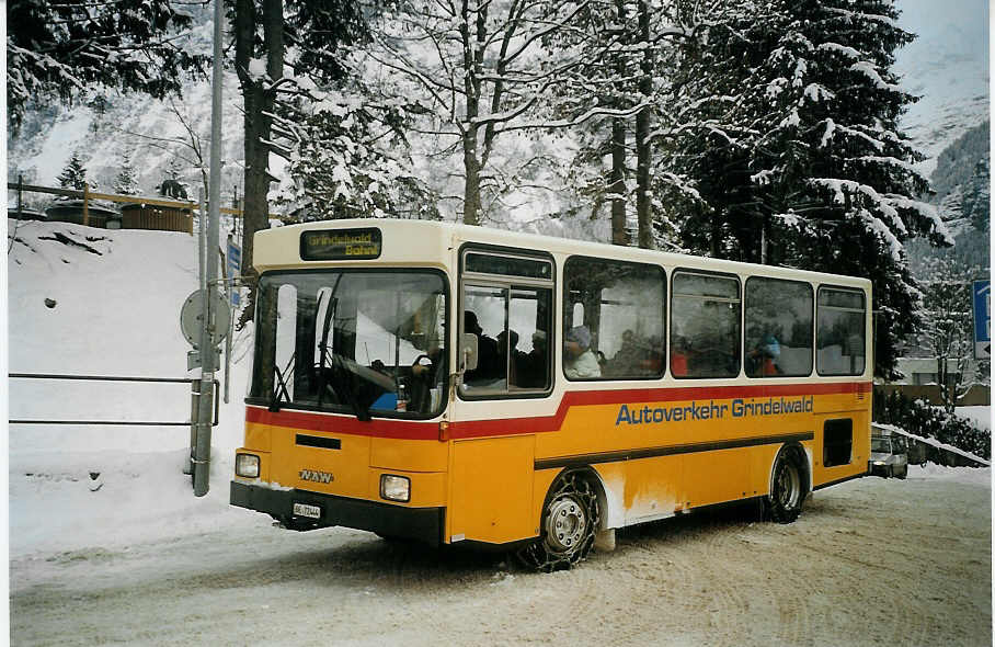 (073'432) - AVG Grindelwald - Nr. 17/BE 72'444 - NAW/Hess am 29. Dezember 2004 beim Bahnhof Grindelwald