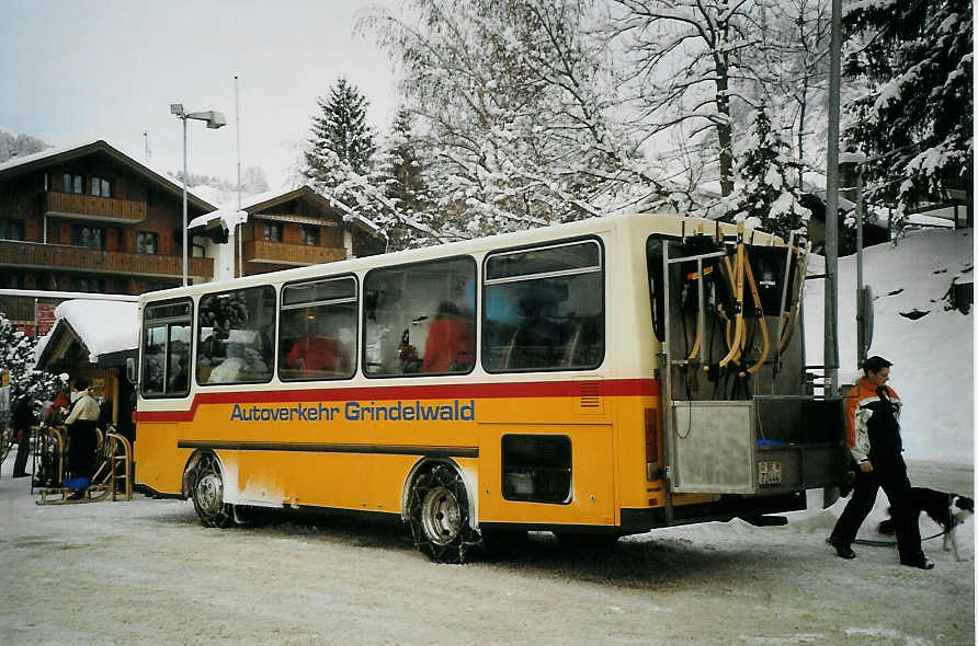 (073'433) - AVG Grindelwald - Nr. 17/BE 72'444 - NAW/Hess am 29. Dezember 2004 beim Bahnhof Grindelwald