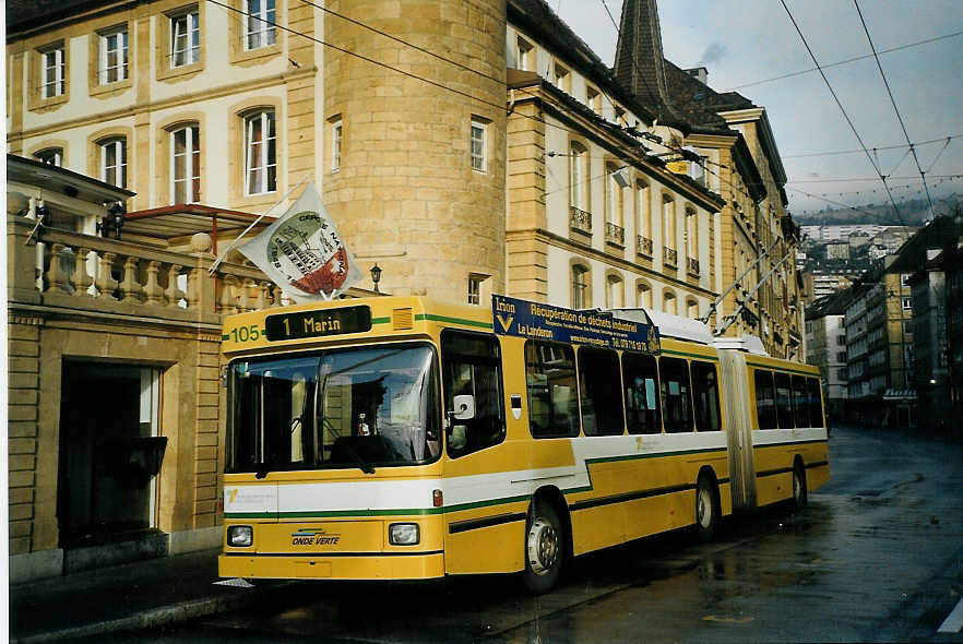 (073'535) - TN Neuchtel - Nr. 105 - NAW/Hess Gelenktrolleybus am 1. Januar 2005 in Neuchtel, Place Pury