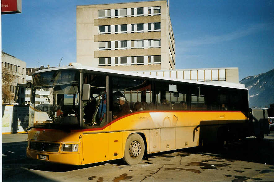 (073'615) - Lathion, Sion - Nr. 9/VS 12'990 - Mercedes am 1. Januar 2005 beim Bahnhof Sion