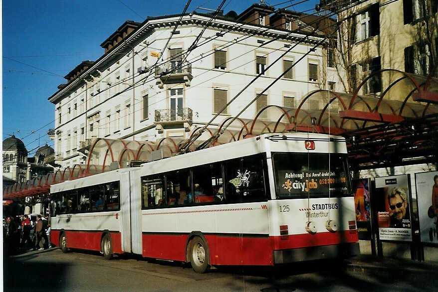 (073'914) - SW Winterthur - Nr. 125 - Saurer/FHS Gelenktrolleybus am 8. Januar 2005 beim Hauptbahnhof Winterthur