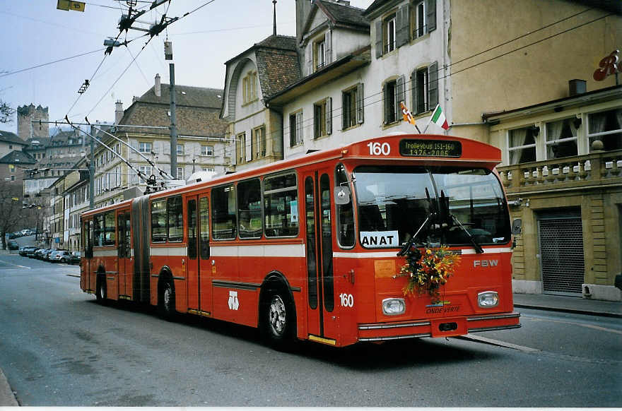(074'104) - TN Neuchtel - Nr. 160 - FBW/Hess Gelenktrolleybus (ex Nr. 60) am 16. Januar 2005 in Neuchtel, Place Pury