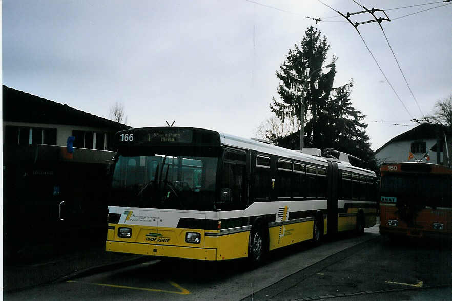 (074'125) - TN Neuchtel - Nr. 166 - FBW/Hess Gelenktrolleybus am 16. Januar 2005 in Cormondrche, Trolleybus-Endstation
