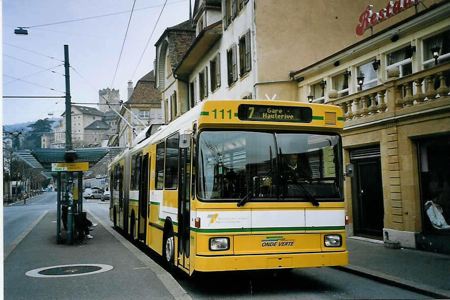 (074'130) - TN Neuchtel - Nr. 111 - NAW/Hess Gelenktrolleybus am 16. Januar 2005 in Neuchtel, Place Pury