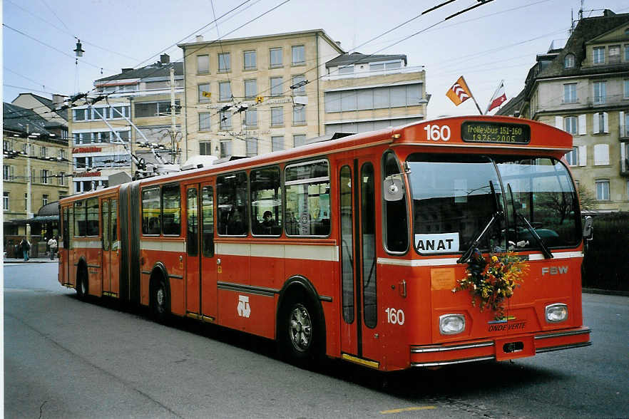 (074'131) - TN Neuchtel - Nr. 160 - FBW/Hess Gelenktrolleybus (ex Nr. 60) am 16. Januar 2005 in Neuchtel, Place Pury