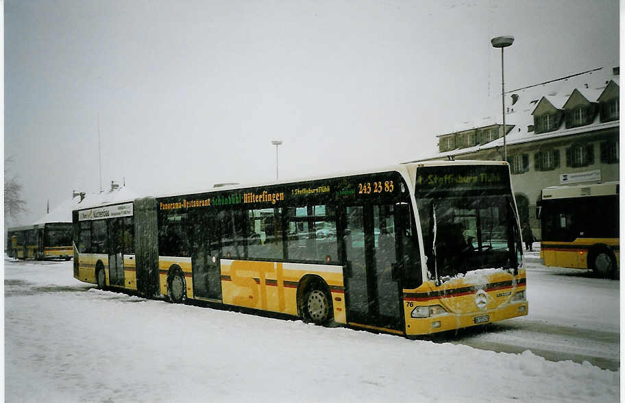 (074'315) - STI Thun - Nr. 76/BE 272'476 - Mercedes am 23. Januar 2005 beim Bahnhof Thun