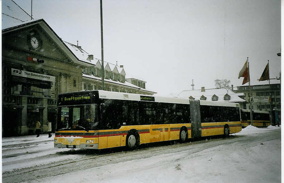 (074'319) - STI Thun - Nr. 102/BE 577'102 - MAN am 23. Januar 2005 beim Bahnhof Thun