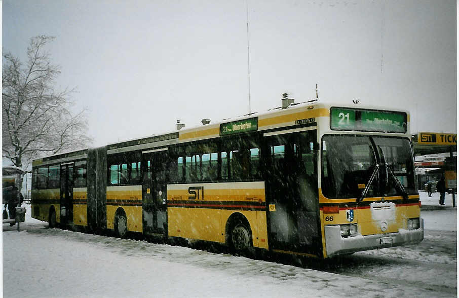 (074'321) - STI Thun - Nr. 66/BE 371'366 - Mercedes am 23. Januar 2005 beim Bahnhof Thun
