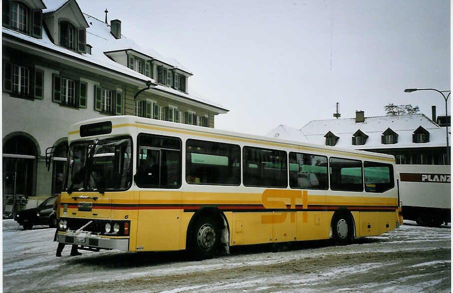 (074'333) - STI Thun - Nr. 6/BE 26'667 - Volvo/FHS (ex TSG Blumenstein Nr. 6) am 24. Januar 2005 beim Bahnhof Thun