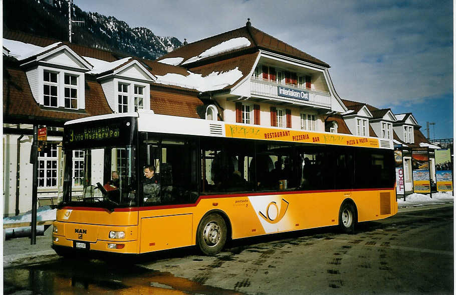 (074'415) - PostAuto Berner Oberland - BE 615'387 - MAN/Gppel (ex P 23'034) am 6. Februar 2005 beim Bahnhof Interlaken Ost