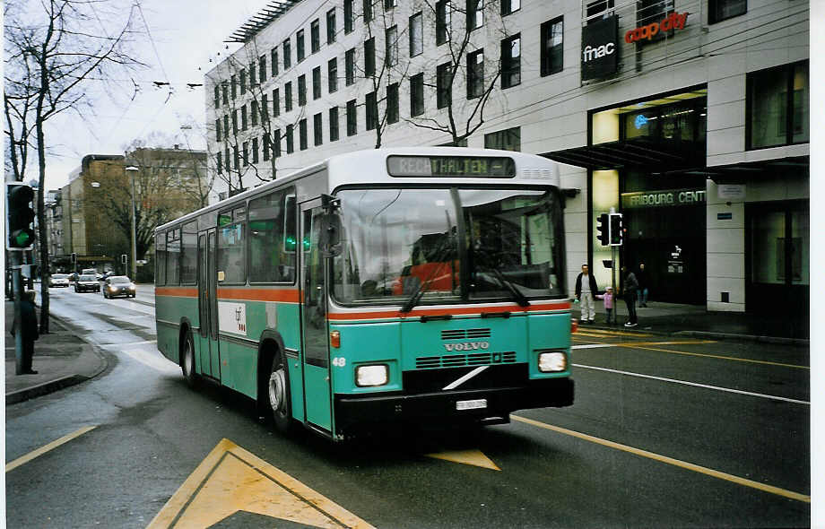 (074'622) - TPF Fribourg - Nr. 48/FR 300'209 - Volvo/R&J (ex GFM Fribourg Nr. 48) am 12. Februar 2005 beim Bahnhof Fribourg