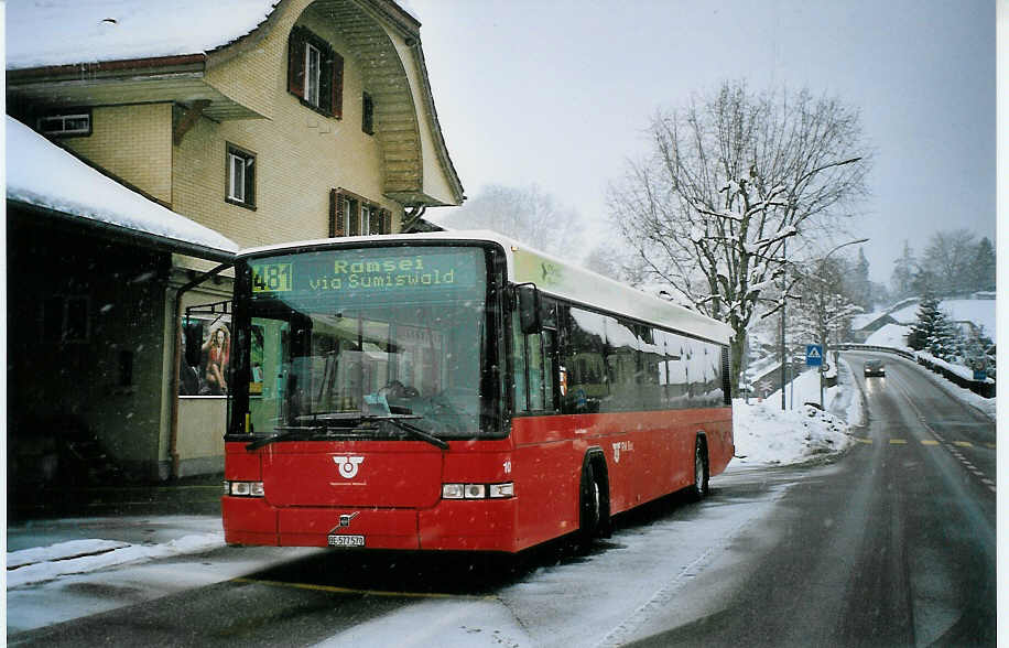 (074'807) - AAGK Koppigen - Nr. 10/BE 577'570 - Volvo/Hess am 21. Februar 2005 beim Bahnhof Grnen-Sumiswald