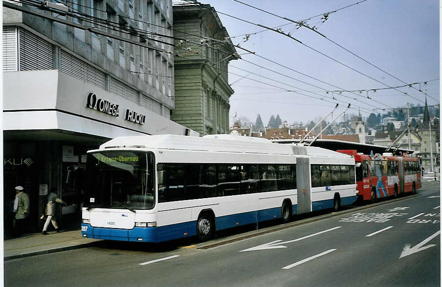 (075'220) - VBL Luzern - Nr. 207 - Hess/Hess Gelenktrolleybus am 25. Februar 2005 beim Bahnhof Luzern