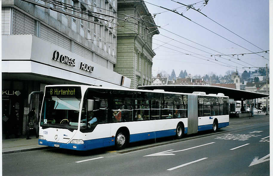 (075'223) - VBL Luzern - Nr. 139/LU 199'439 - Mercedes am 25. Februar 2005 beim Bahnhof Luzern
