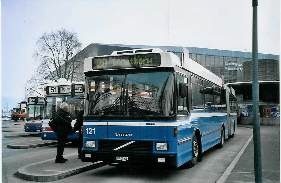 (075'225) - VBL Luzern - Nr. 121/LU 15'095 - Volvo/Hess am 25. Februar 2005 beim Bahnhof Luzern