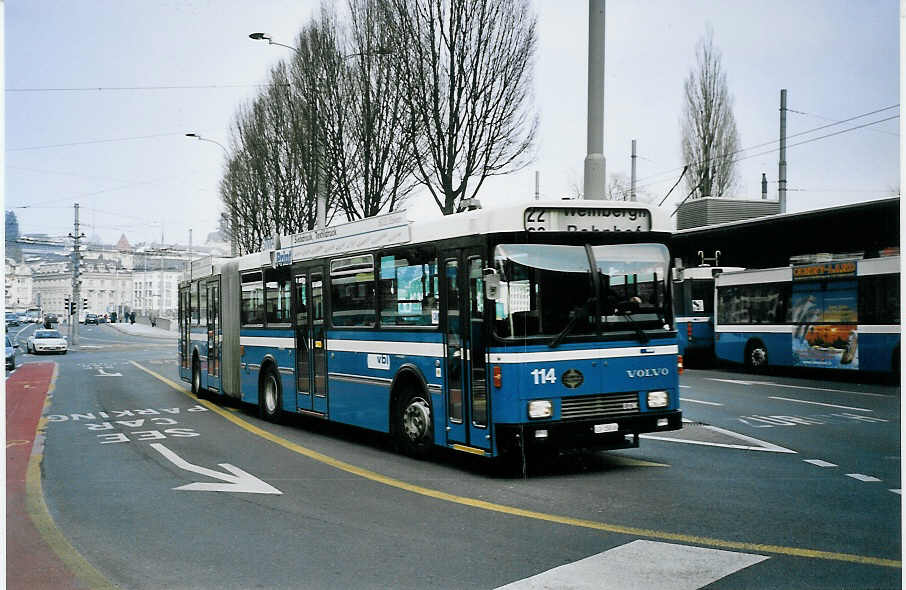 (075'228) - VBL Luzern - Nr. 114/LU 15'016 - Volvo/R&J am 25. Februar 2005 beim Bahnhof Luzern