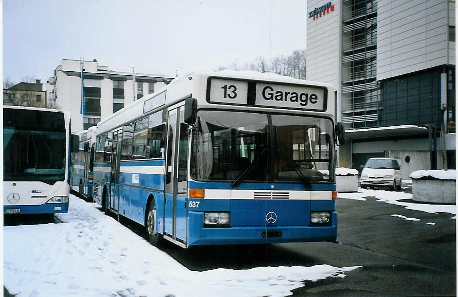 (075'326) - VBL Luzern - Nr. 537 - Mercedes (ex Gowa, Luzern Nr. 37) am 25. Februar 2005 in Luzern, Swisscom