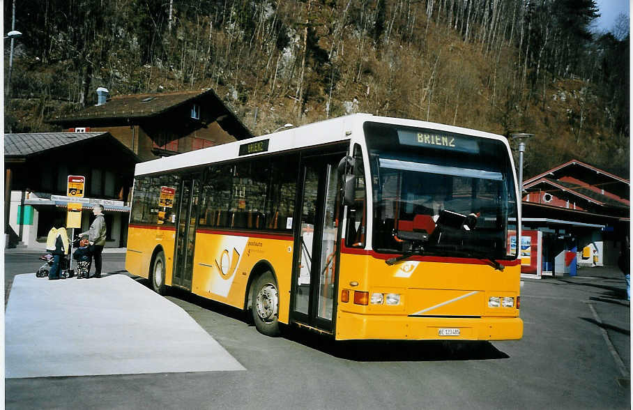(075'635) - AVBB Schwanden - Nr. 1/BE 123'485 - Volvo/Berkhof am 12. Mrz 2005 beim Bahnhof Brienz