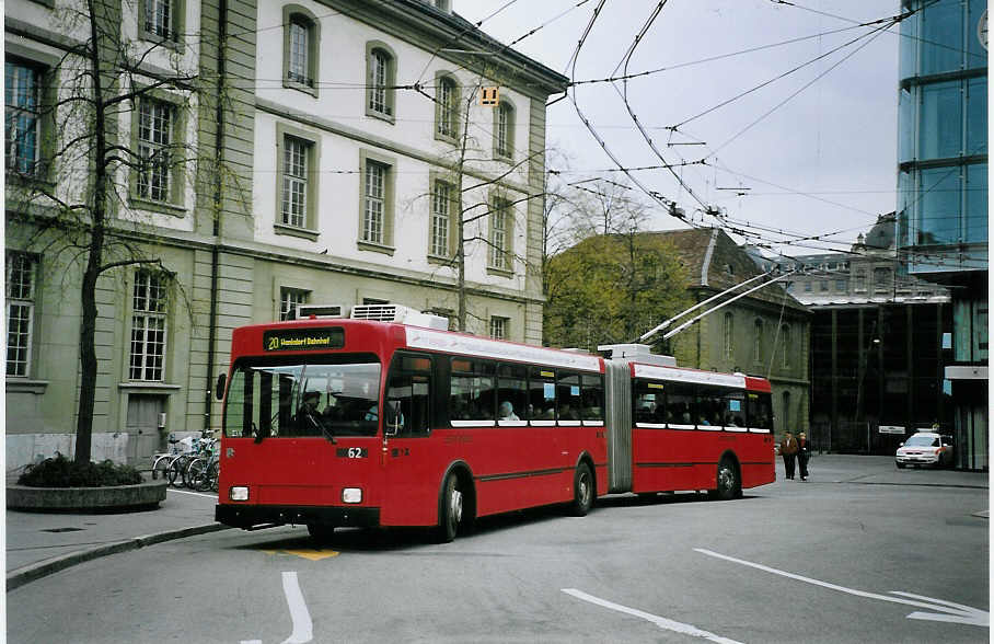 (076'125) - Bernmobil, Bern - Nr. 62 - Volvo/R&J Gelenktrolleybus am 16. April 2005 beim Bahnhof Bern