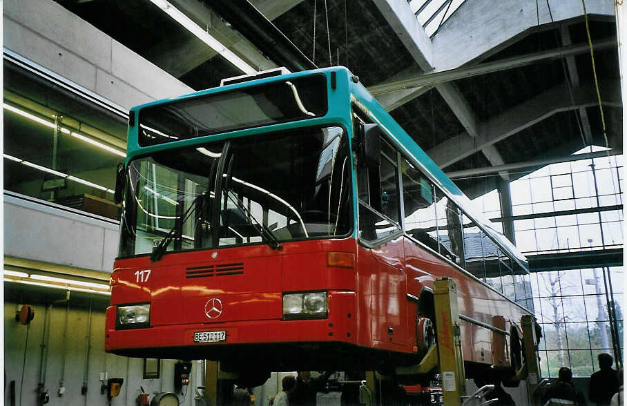 (076'328) - VB Biel - Nr. 117/BE 512'117 - Mercedes am 23. April 2005 in Biel, Depot