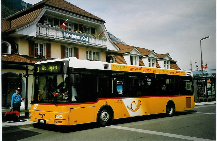 (076'626) - PostAuto Berner Oberland - BE 615'387 - MAN/Gppel (ex P 23'034) am 21. Mai 2005 beim Bahnhof Interlaken Ost