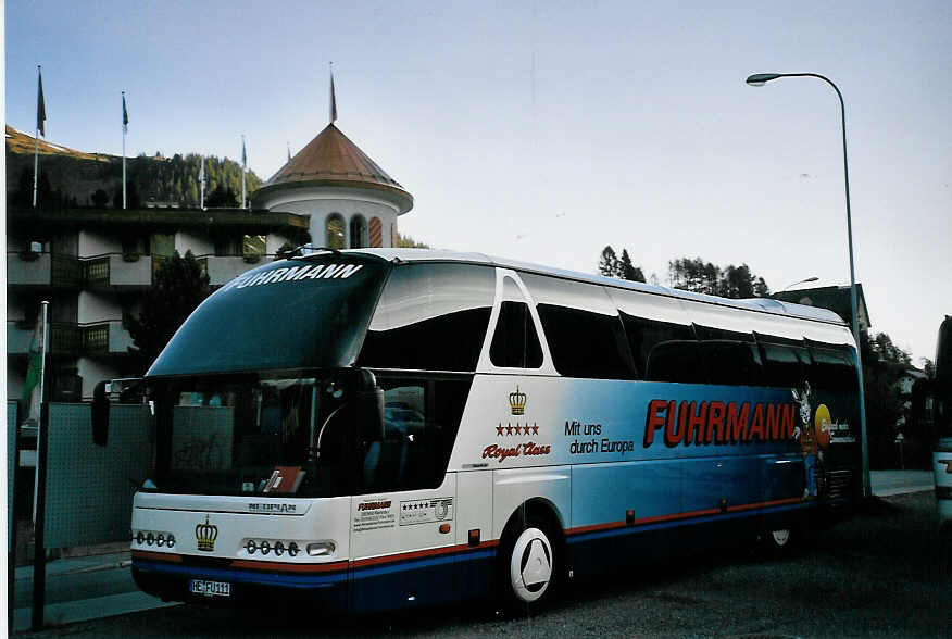 (076'715) - Aus Deutschland: Fuhrmann, Rennau - HE-FU 111 - Neoplan am 26. Mai 2005 beim Bahnhof Davos-Dorf